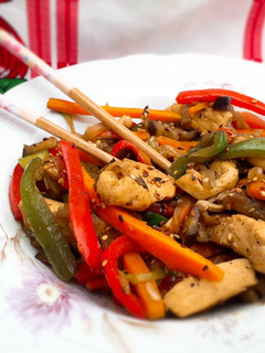 Una foto de Wok de vegetales y pollo