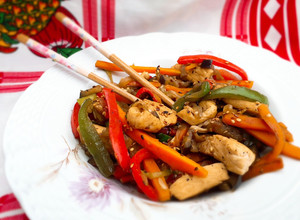 Una foto de Wok de vegetales y pollo