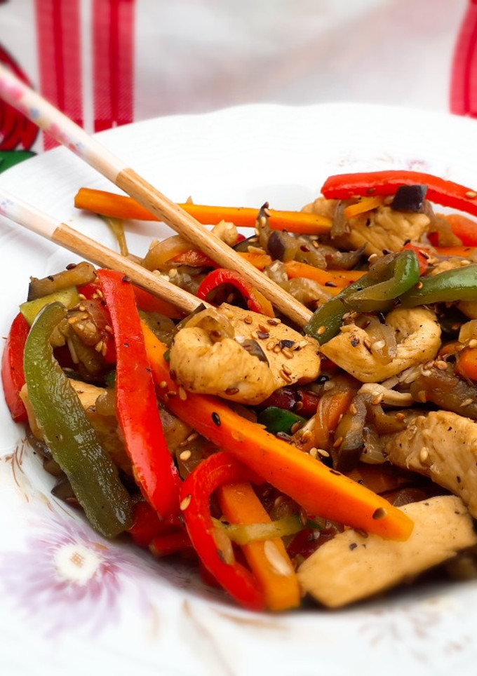 Una foto de Wok de vegetales y pollo