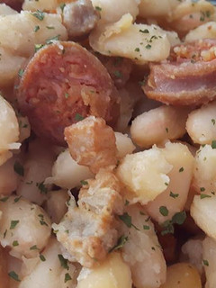 Una foto de Judías con panceta y chorizo