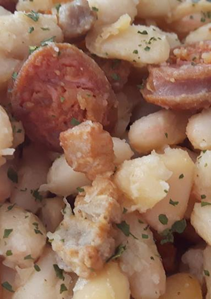 Una foto de Judías con panceta y chorizo