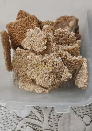 તલની ચીકી (Til Chiki Recipe In Gujarati) રેસીપી મુખ્ય ફોટો