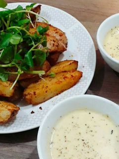 Una foto de Papas rústicas con salsa de Queso