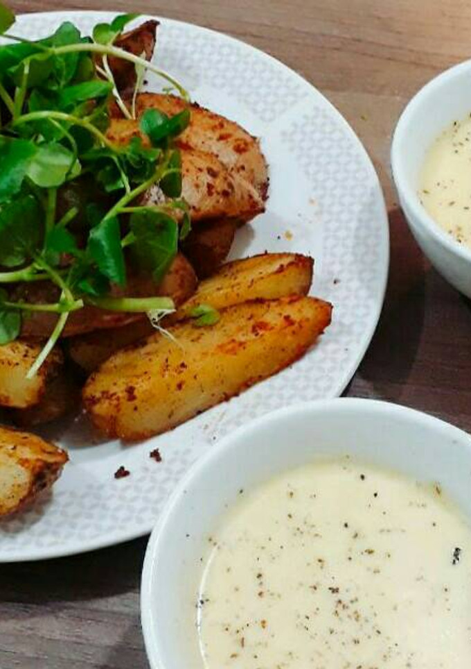 Una foto de Papas rústicas con salsa de Queso