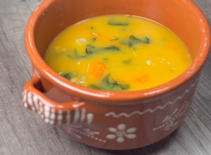 Foto de Sopa Cremosa de Abóbora, Cenoura e Espinafres