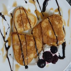 A picture of Souffle pancakes (heart shaped).