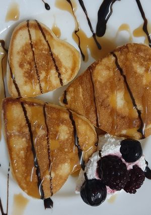 A picture of Souffle pancakes (heart shaped).