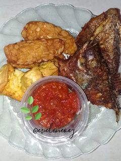 Foto resep Ikan, Tahu, & Tempe Goreng, plus Sambal