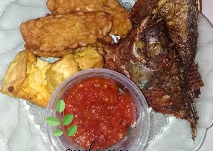 Ikan, Tahu, & Tempe Goreng, plus Sambal