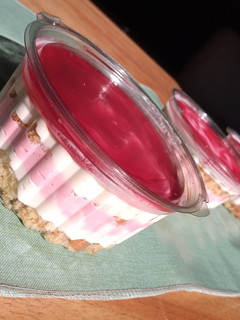 Una foto de Postre cheesecake de frutilla. Ideal para vender