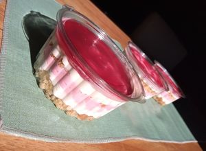Una foto de Postre cheesecake de frutilla. Ideal para vender