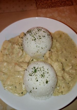 Tejszínes-sajtos csirkemell rizzsel recept fotója