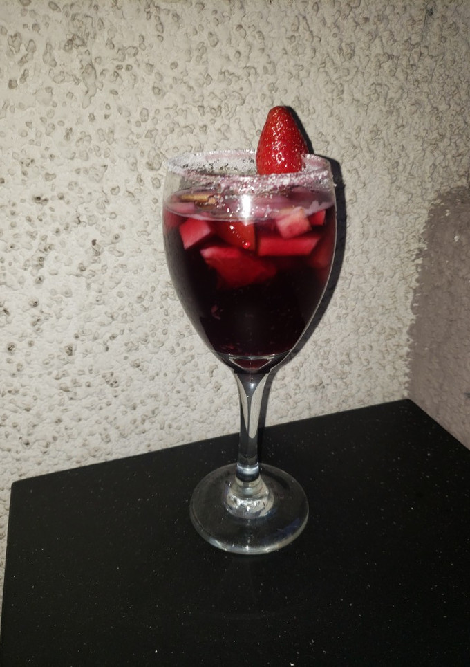 Una foto de Sangría de frutas..🍷🍷