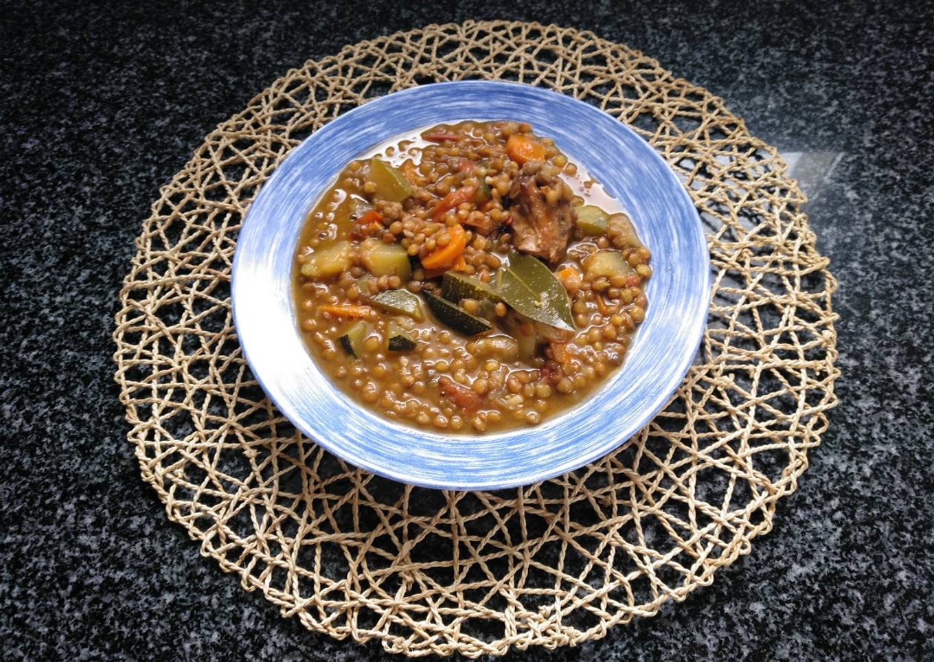 Lentejas con verduras y conejo