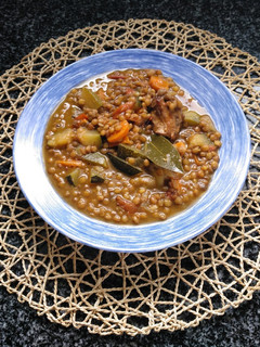 Una foto de Lentejas con verduras y conejo