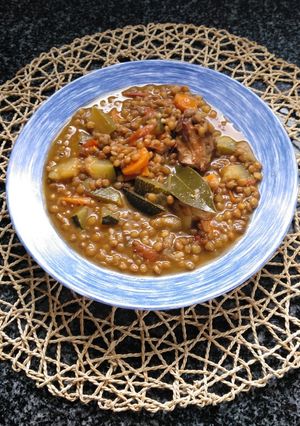 Una foto de Lentejas con verduras y conejo