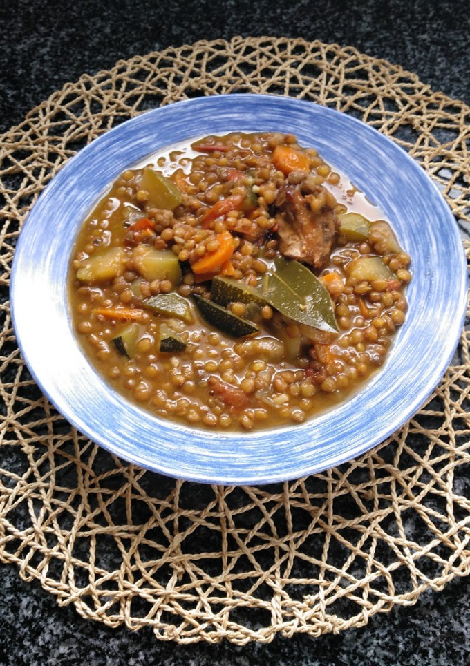 Una foto de Lentejas con verduras y conejo