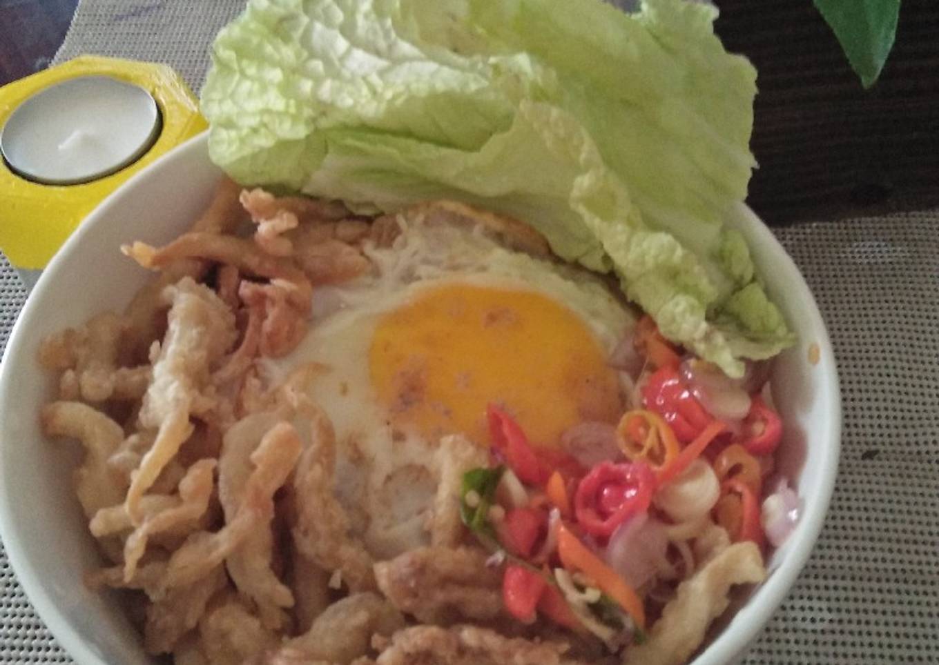Mangkuk nasi ayam krispi dengan contoh jamur Matah