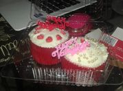 Una foto de cupcakes de queso crema