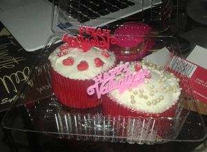 Una foto de CupCakes de chocolate blanco con betun de queso crema y miel en microondas