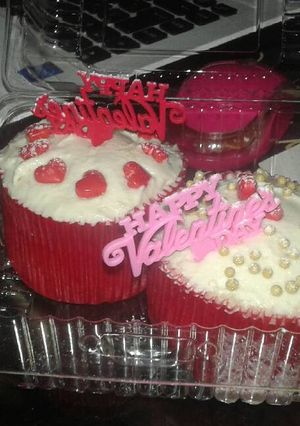 Una foto de CupCakes de chocolate blanco con betun de queso crema y miel en microondas