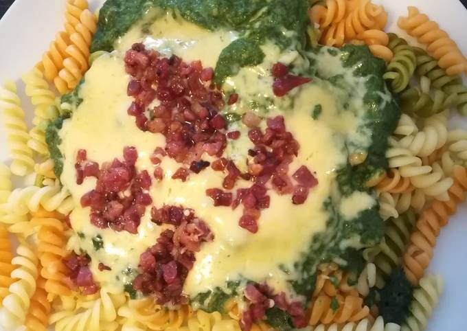 Spenótos, baconos, sajtos tészta recept foto