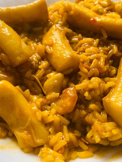 Una foto de Arroz con potón y gambas!