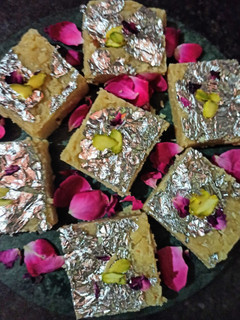 लौकी की बर्फी (lauki ki barfi recipe in Hindi) रेसिपी मुख्य फोटो