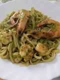Linguine con gamberi e pesto di basilico e pistacchi