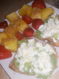 Una foto de Merienda saludable💪🏼 tostadas con aguacate y frutita