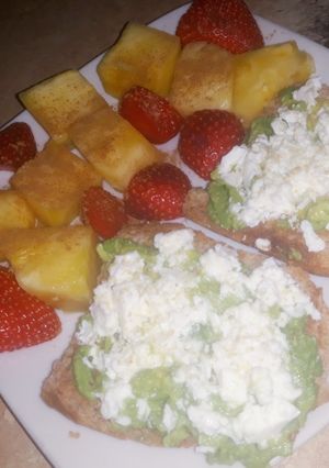 Foto principal de Merienda saludable💪🏼 tostadas con aguacate y frutita
