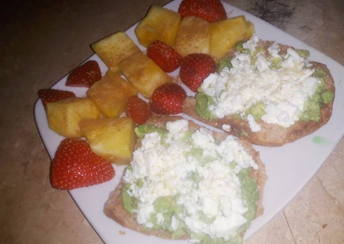 Merienda Saludable💪🏼 Tostadas Con Aguacate Y Frutita Receta De Vanesa Cookpad 0505