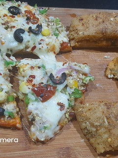 સ્ટફ્ડ ગારલીક બ્રેડ વિથ પિત્ઝા (Stuffed Garlic Bread With Pizza Recipe In Gujarati) રેસીપી મુખ્ય ફોટો