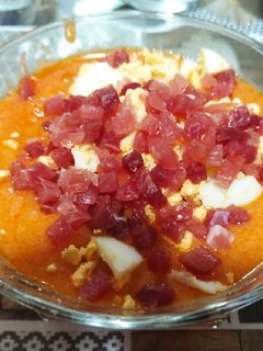 Una foto de Salmorejo con huevo y virutas de jamón