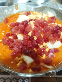 Una foto de Salmorejo con huevo y virutas de jamón