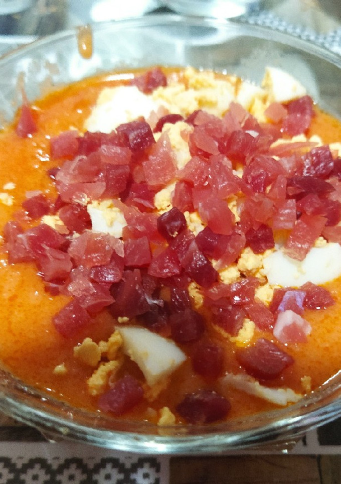 Una foto de Salmorejo con huevo y virutas de jamón