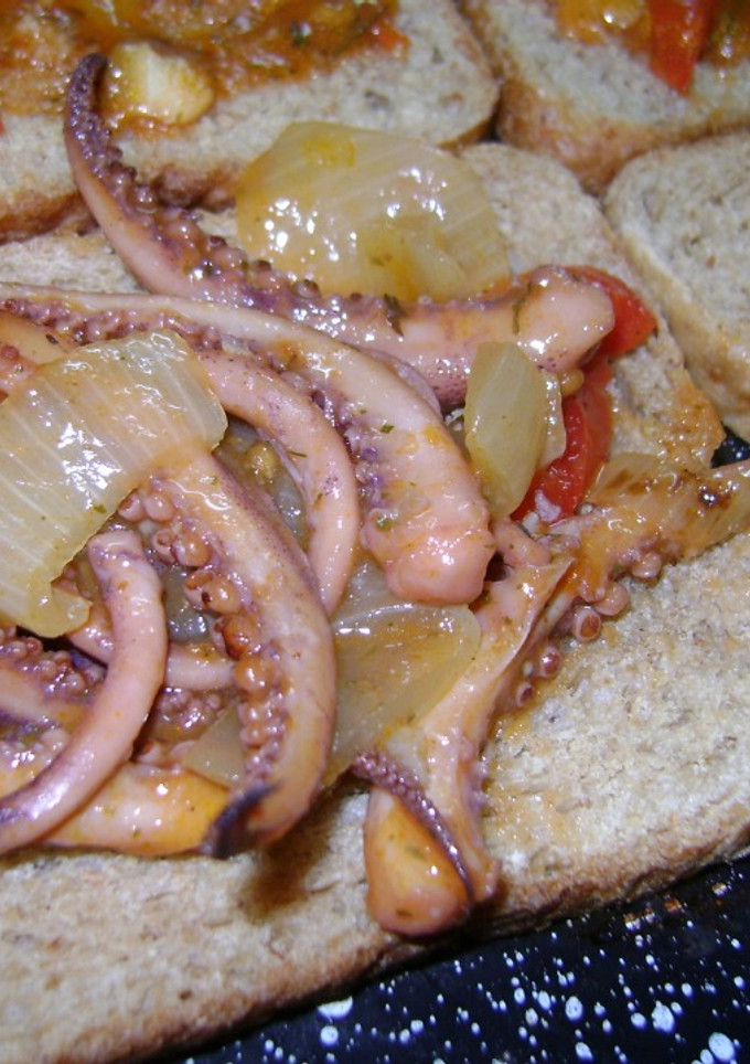 Una foto de Sandwichitos con tentáculos de calamar