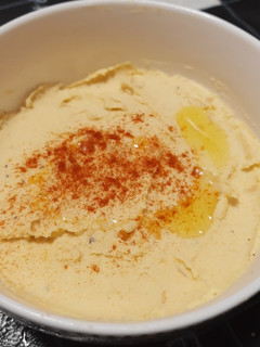 Una foto de Hummus de garbanzo ✨