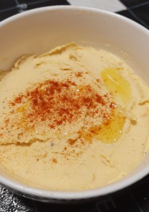 Una foto de Hummus de garbanzo ✨