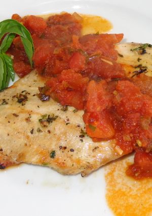 Una foto de Pechuga de pollo a la parrilla con salsa marinara