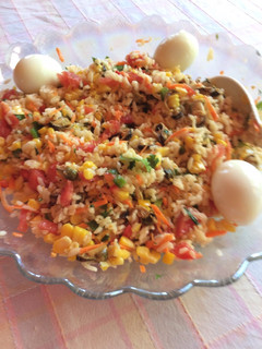 Una foto de Ensalada de arroz como plato único de verano