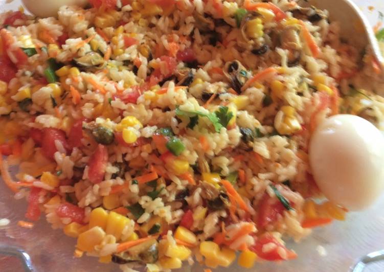 Ensalada de arroz como plato único de verano