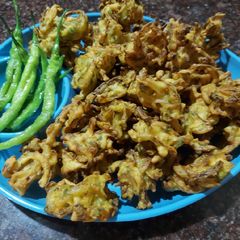 A picture of Onion pakoda.