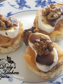 Una foto de Canapés de queso con membrillo