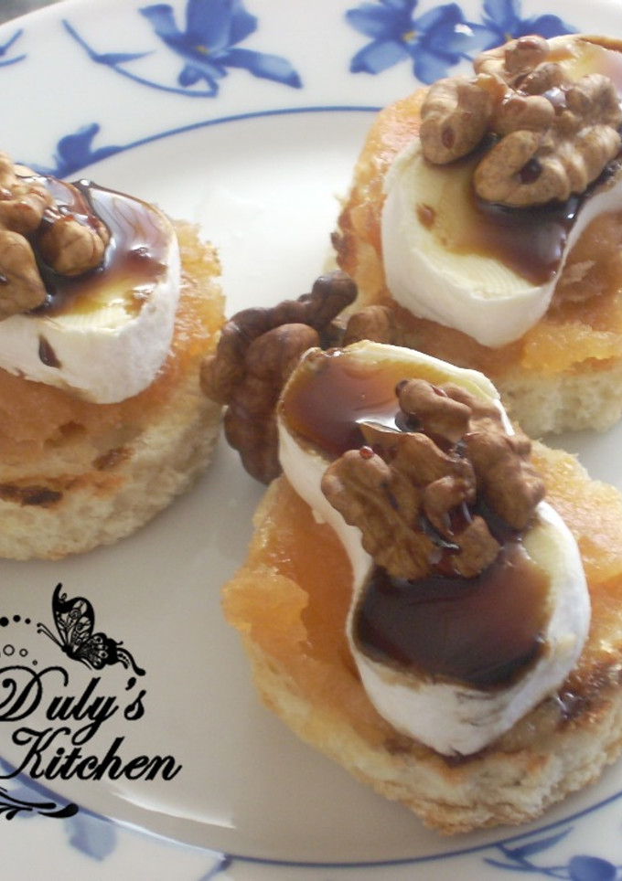 Una foto de Canapés de queso con membrillo