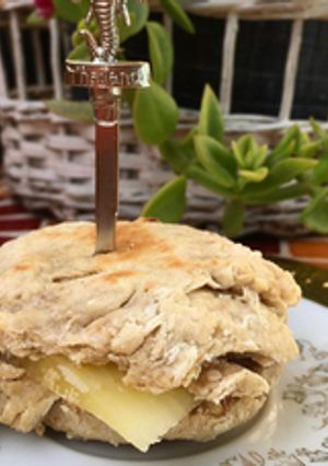 Una foto de Pancito vegano con chip de ajo