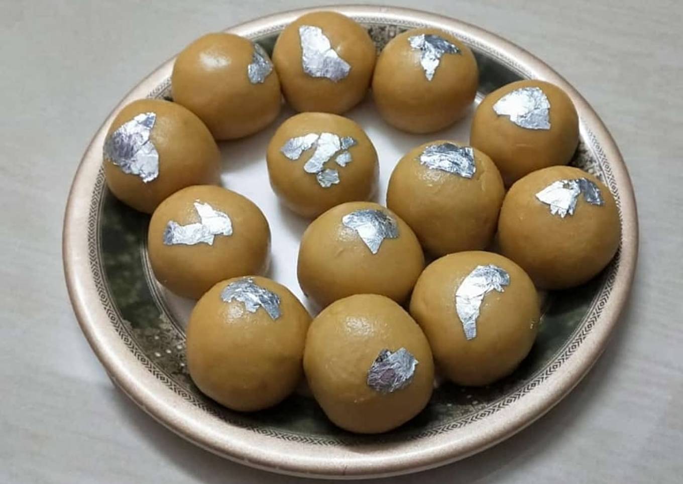 Besan ke ladoos