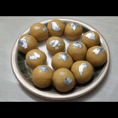 Besan ke ladoos A picture of Besan ke ladoos.