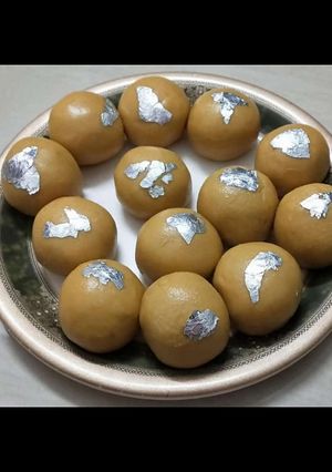 A picture of Besan ke ladoos.