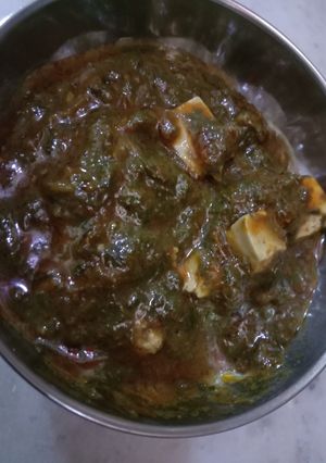 A picture of Palak paneer.